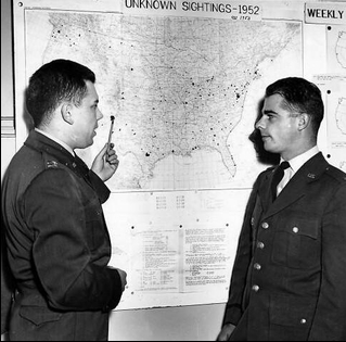 Edward J. Ruppelt (lado esquerdo) em 1953