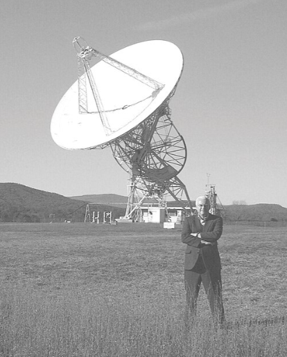 Frank Drake com o radiotelescópio Howard E. Tatel de 26 metros (85 pés) do NRAO, usado no projeto.