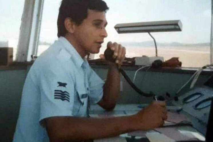 Sargento Sérgio Mota da Silva na torre de controle do Aeroporto Internacional Professor Urbano Ernesto Stumpf, em São José dos Campos (SP)