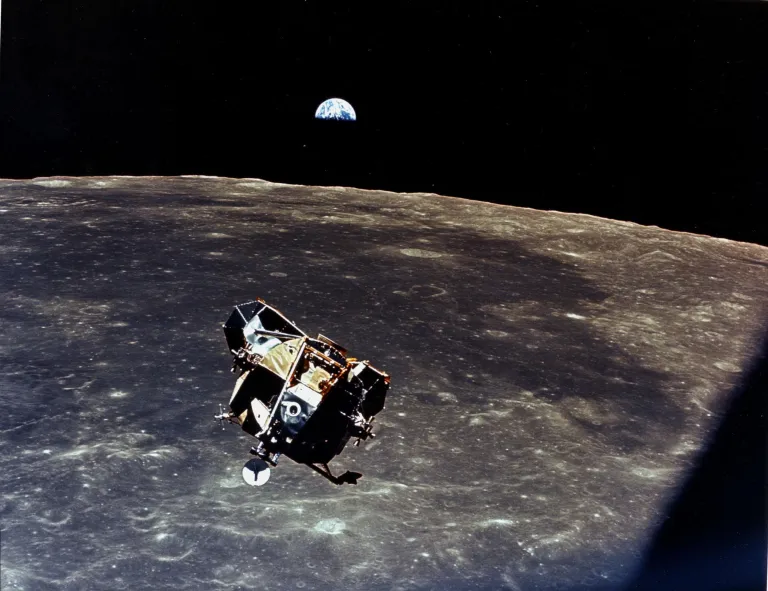 Imagem de capa: O Enigma da Tranquilidade: Avistamentos de UAPs nas Missões Apollo e o Legado do Projeto PURSUE